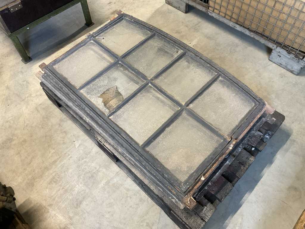 Authentic stable window (4x)