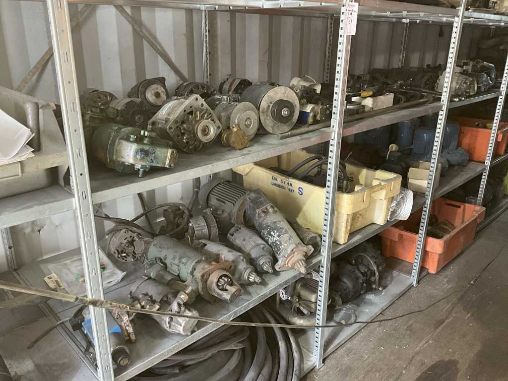Batch of miscellaneous boat parts (approx. 30)