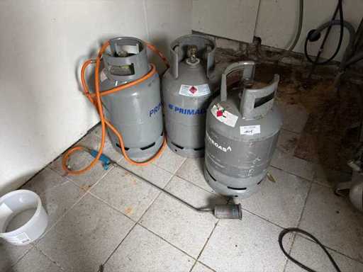 Onkruidbrander met 3 gasflessen