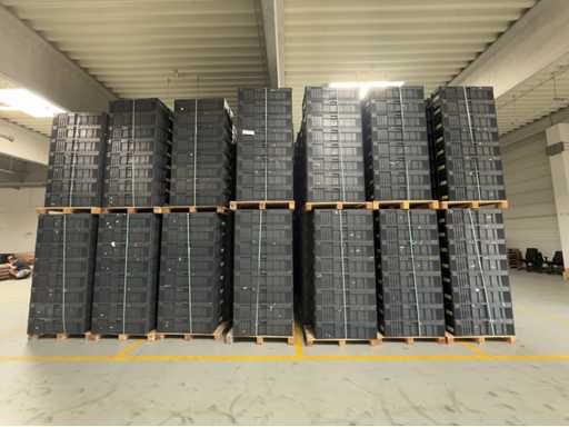   Beaucoup de boîtes en plastique