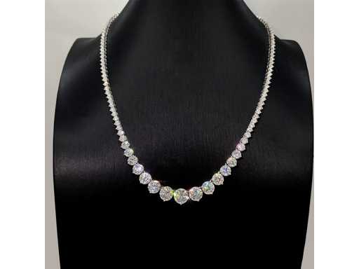 Witte collier met oplopende briljanten van 25.00 carat totaal