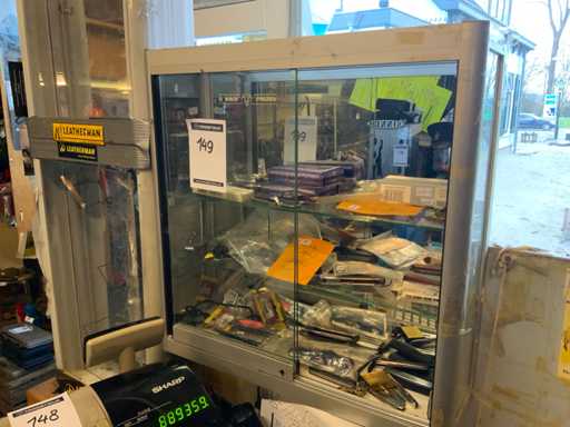 Vitrinekast met zakmesjes