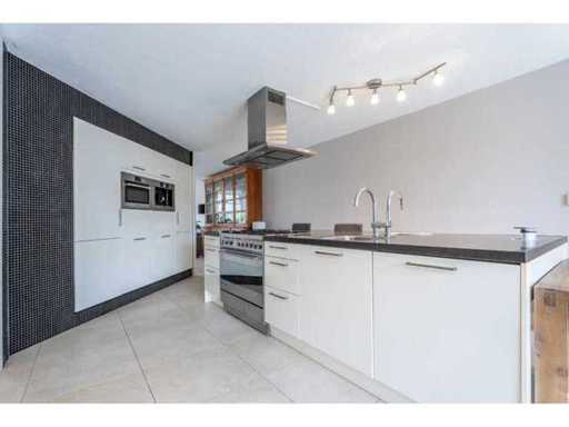 Steinhaus - Kitchen with appliances