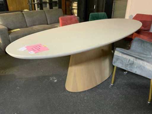 Table à manger EKT Giga