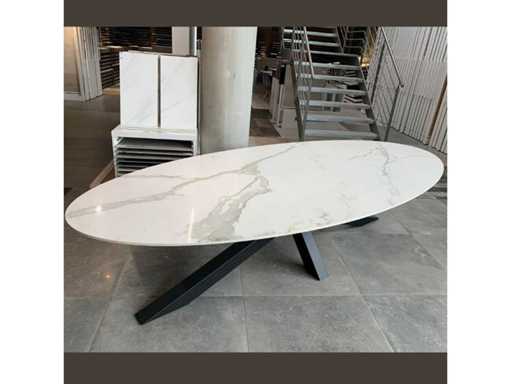 Table en céramique ovale avec pied en métal noir, 125cm x 290cm