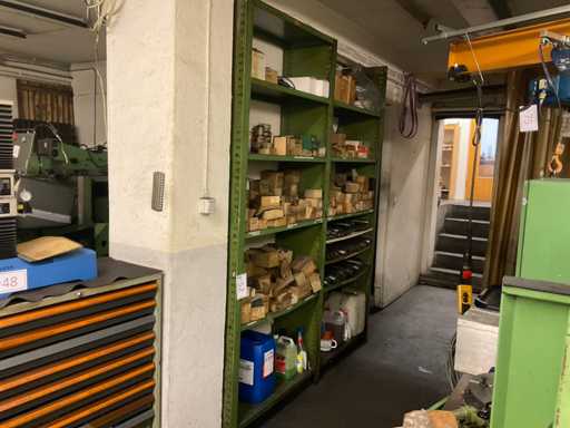 Stalen plank zonder bout met inhoud