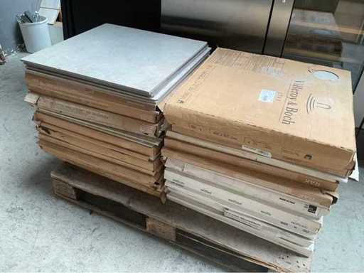 Diversen vloertegels circa 35m2