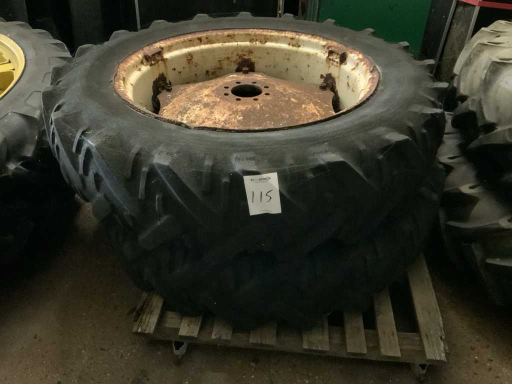 Tire with rim (2x)