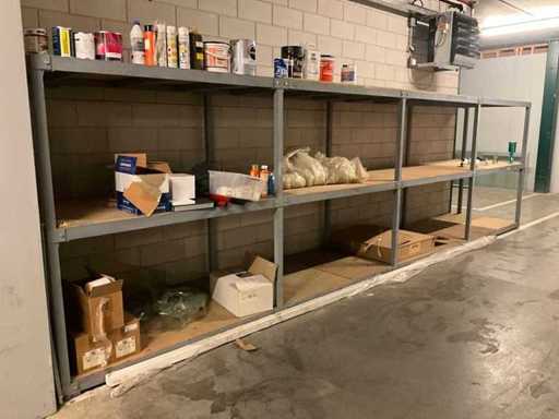 Étagère d’entrepôt avec contenu