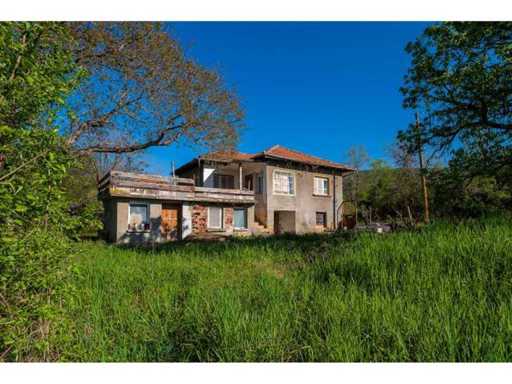 Terrain de 1 364 m² avec maison familiale et dépendances à Damyanovo, Gabrovo - Bulgarie