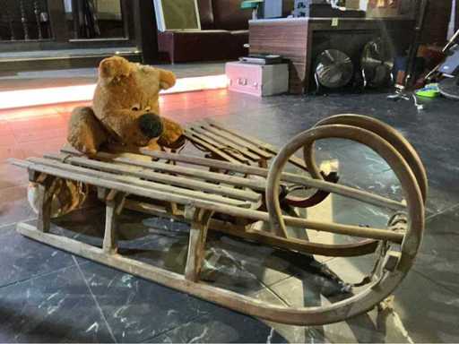 Traîneau avec ours en peluche