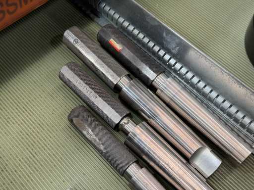   2 Schubladenschränke mit Inhalt