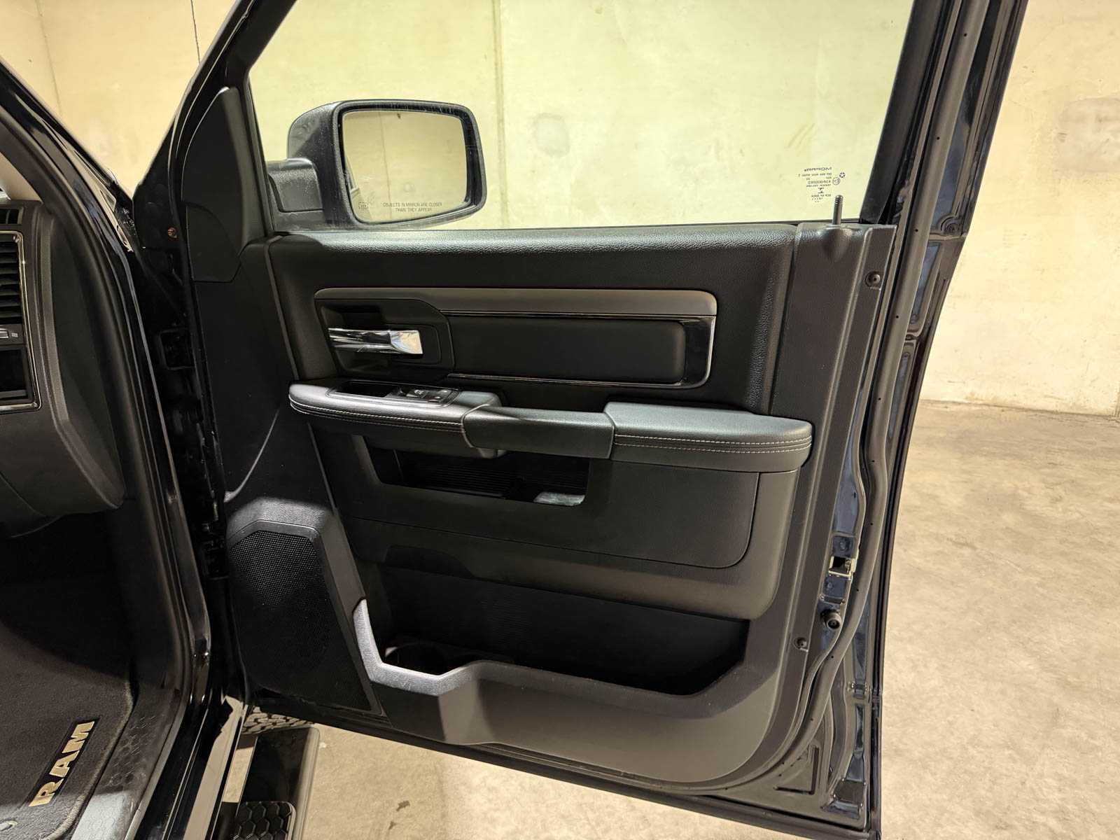 Dodge Ram 1500 5.7 V8 Quad Cab 6'4 401hp 2015 (Original-NL), VN-540-B Commercial Vehicle