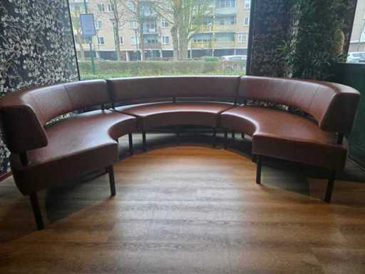Round seating arrangement consisting of 3 sofa parts