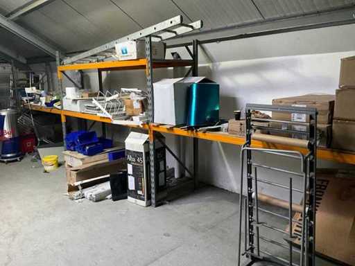 Około 31 m regałów paletowych