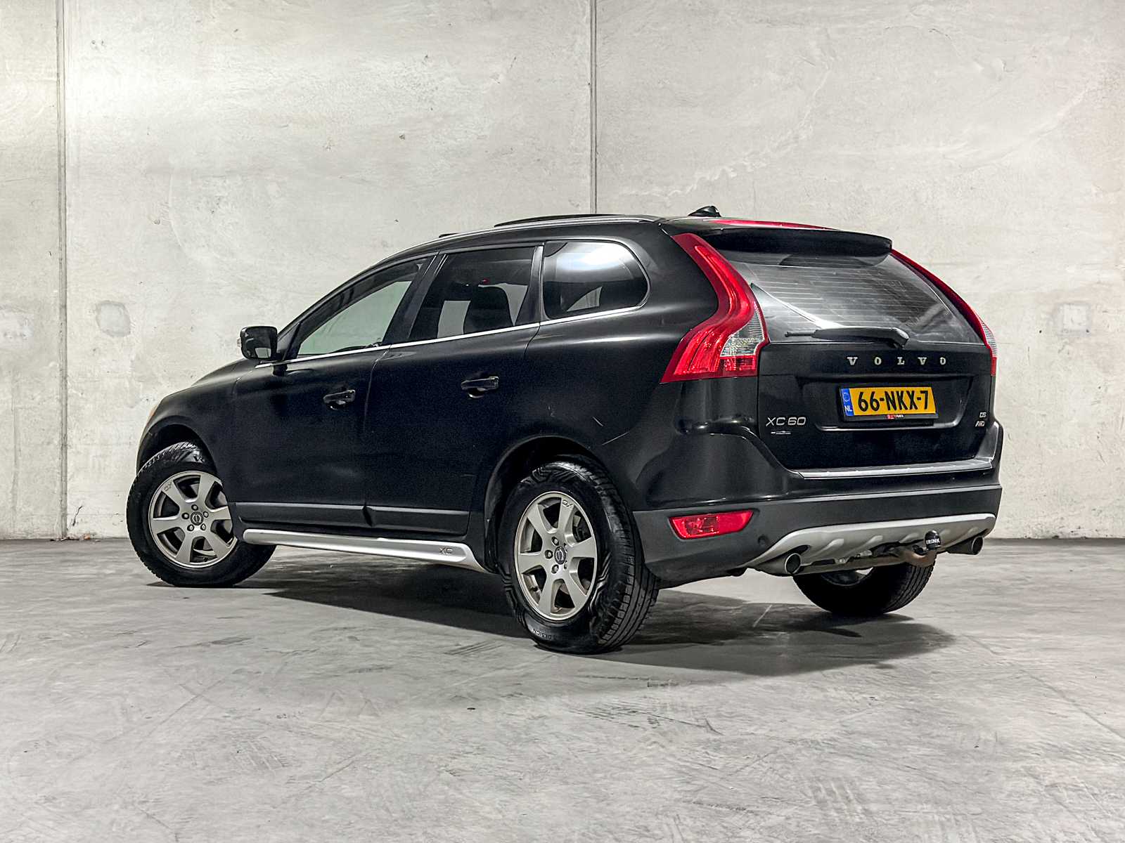 Volvo XC60 2.4 D5 AWD R-Design 205pk 2010, 66-NKX-7 