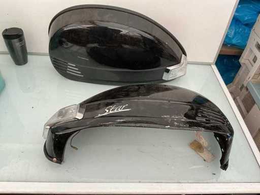 Eine Charge von Karosserieteilen für Roller.