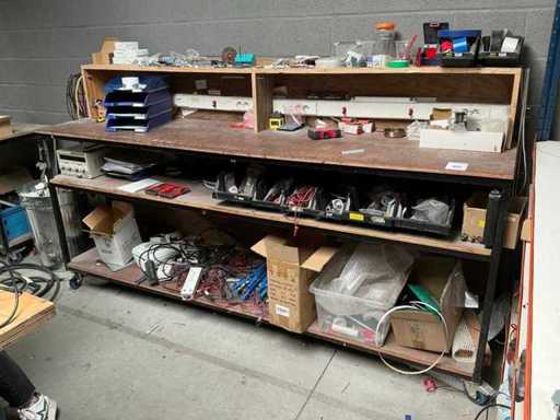 Mobiele werktafel met inhoud