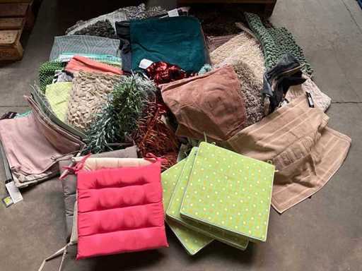 Mescola un sacco di lino e altro con copricuscini decorativi