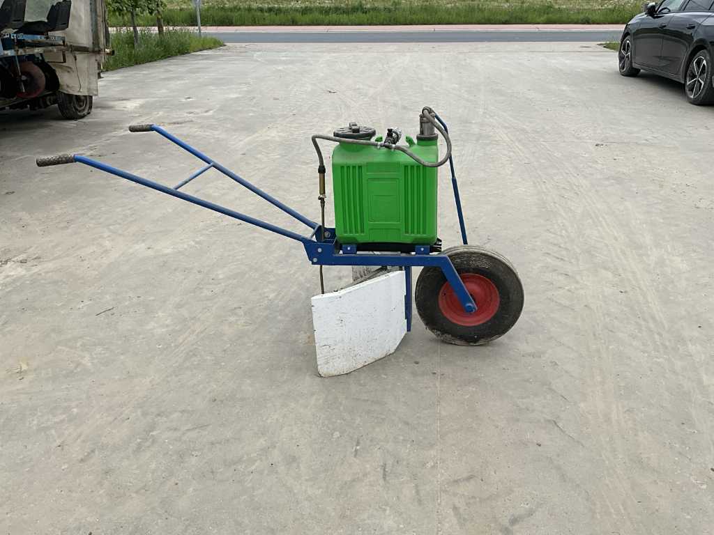 Spray wheelbarrow with full wheel