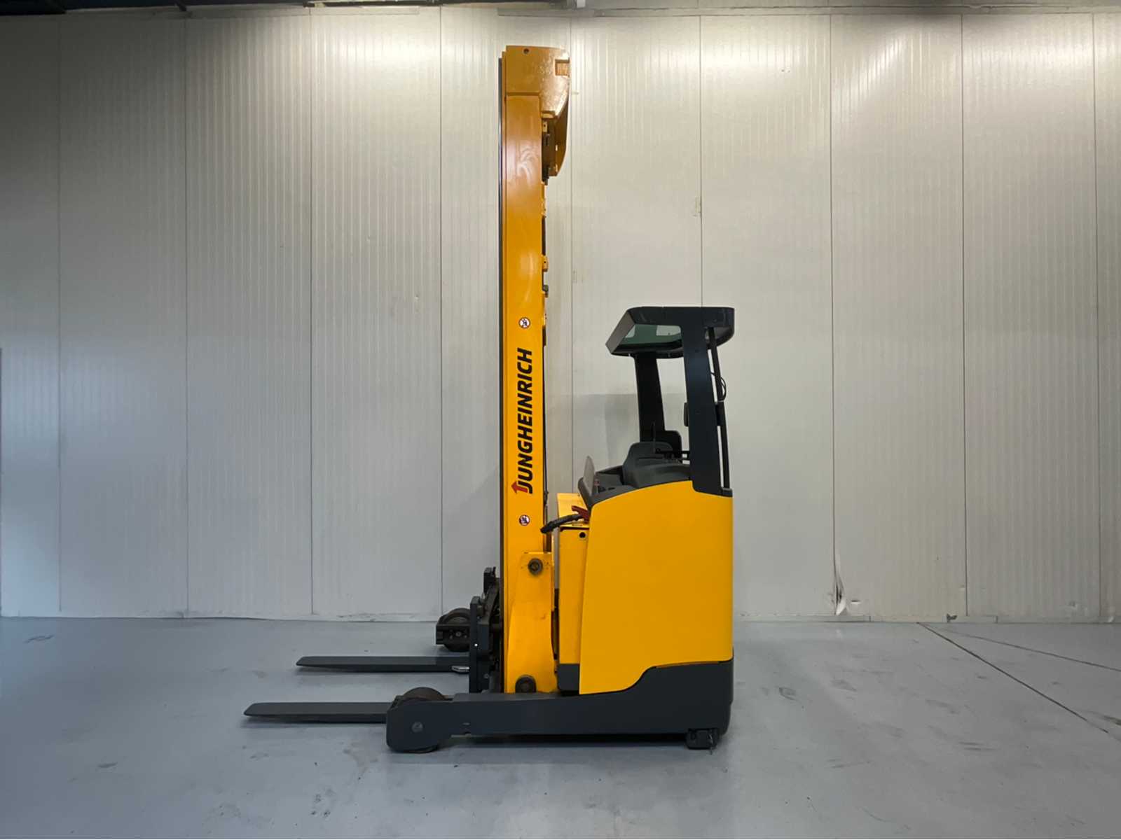 Jungheinrich ETV 216 – Reach truck – Triplex – Freelift – Sideshift – 9.4M – 7747 hours – fork camera