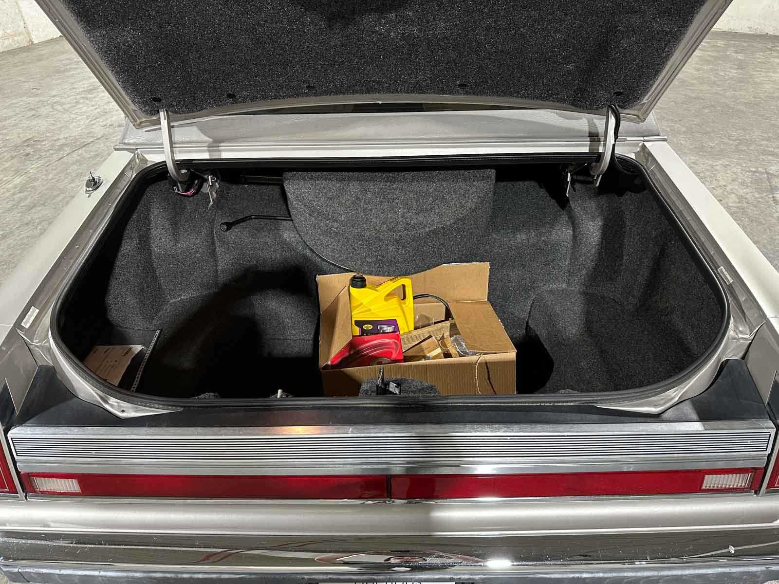 Lincoln Town Car 4.9 V8 Signature SD 160pk 1989, K-946-BX