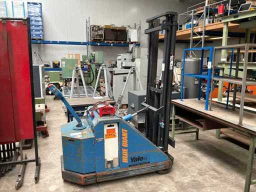 Yale Blue Giant LT150W30FF Stacker