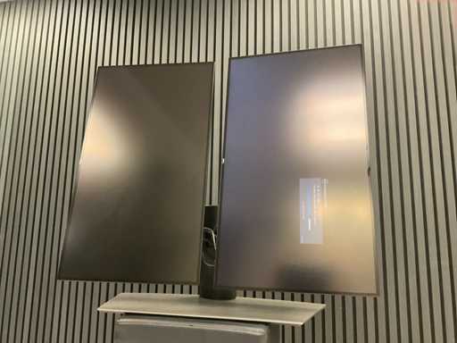 Monitor Dell U2719D UltraSharp da 27" su doppio supporto