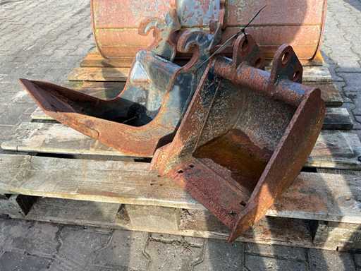 Excavator bucket (2x)