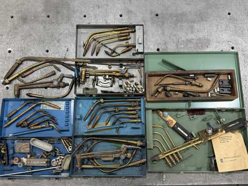   Beaucoup de décors de découpe à flammes