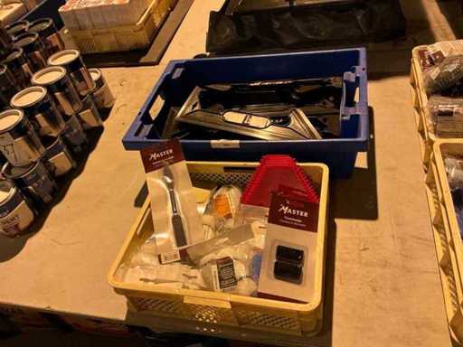Paint accessories in plastic crate (2x)
