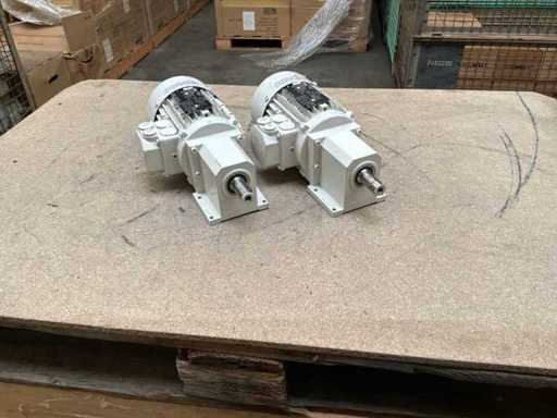 Lenze MDEMAXX071-42C0C Motorreductor (2x)