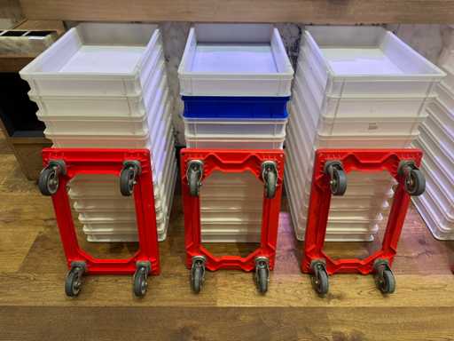 3 trolleys met 33 bakken