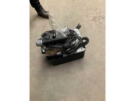 Un lot d’appareils électriques et de câbles de toutes sortes