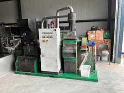 Online auction Granuleer- en recyclagemachines, Heftruck, magazijn