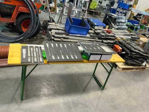 Mélange d’outils manuels et d’inserts pour chariots à outils