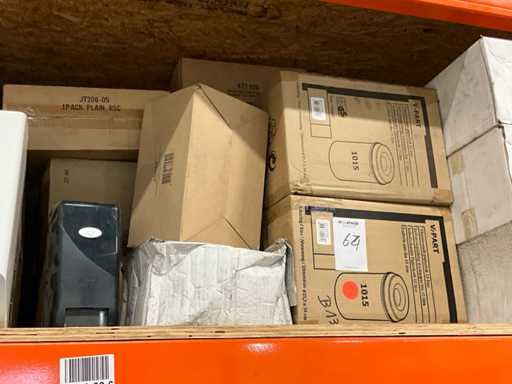 Verschiedene Spender und flammlöschende Abfallbehälter