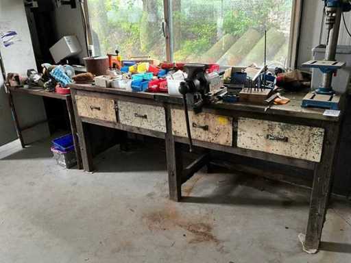 Werkbank met gereedschap