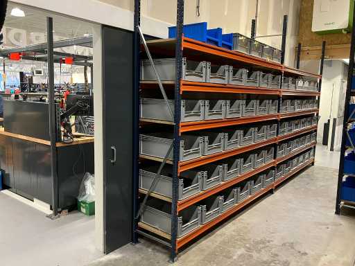 Legbordstelling incl 60 grote magazijnbakken. 