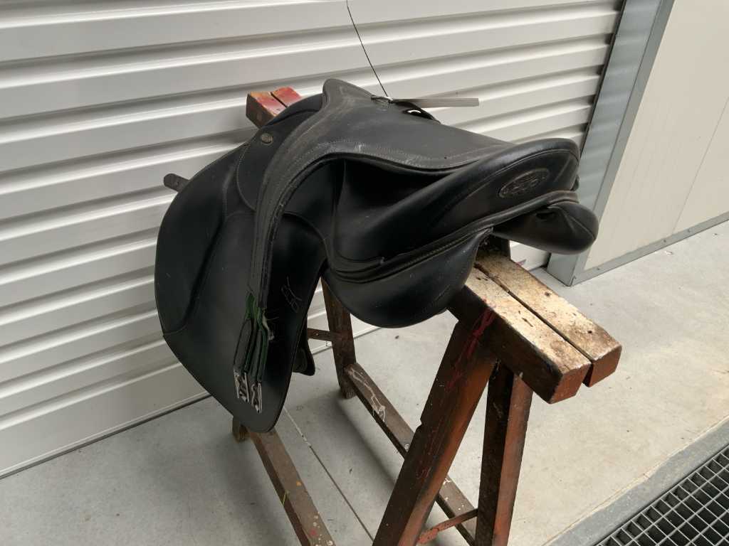 Horse saddle with spring girth