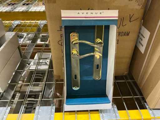 Long shield with keyhole (15x)