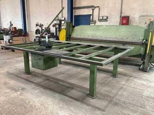 Tavolo da lavoro Hera con forbici da taglio