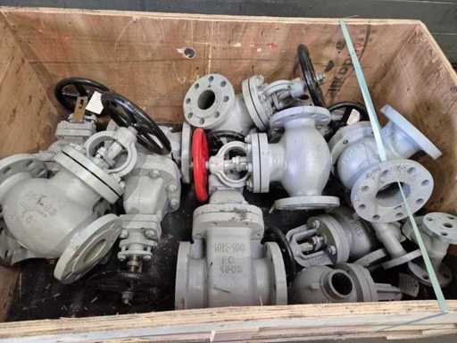 Palette avec diverses vannes en acier