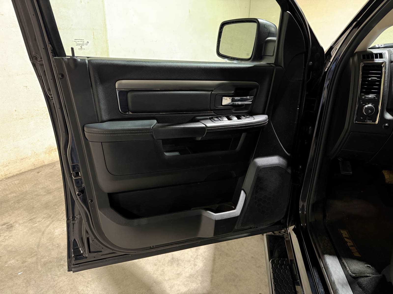 Dodge Ram 1500 5.7 V8 Quad Cab 6'4 401hp 2015 (Original-NL), VN-540-B Commercial Vehicle