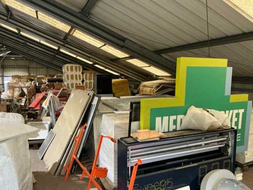 Grote partij reclamepanelen, logo’s, lichtbakken