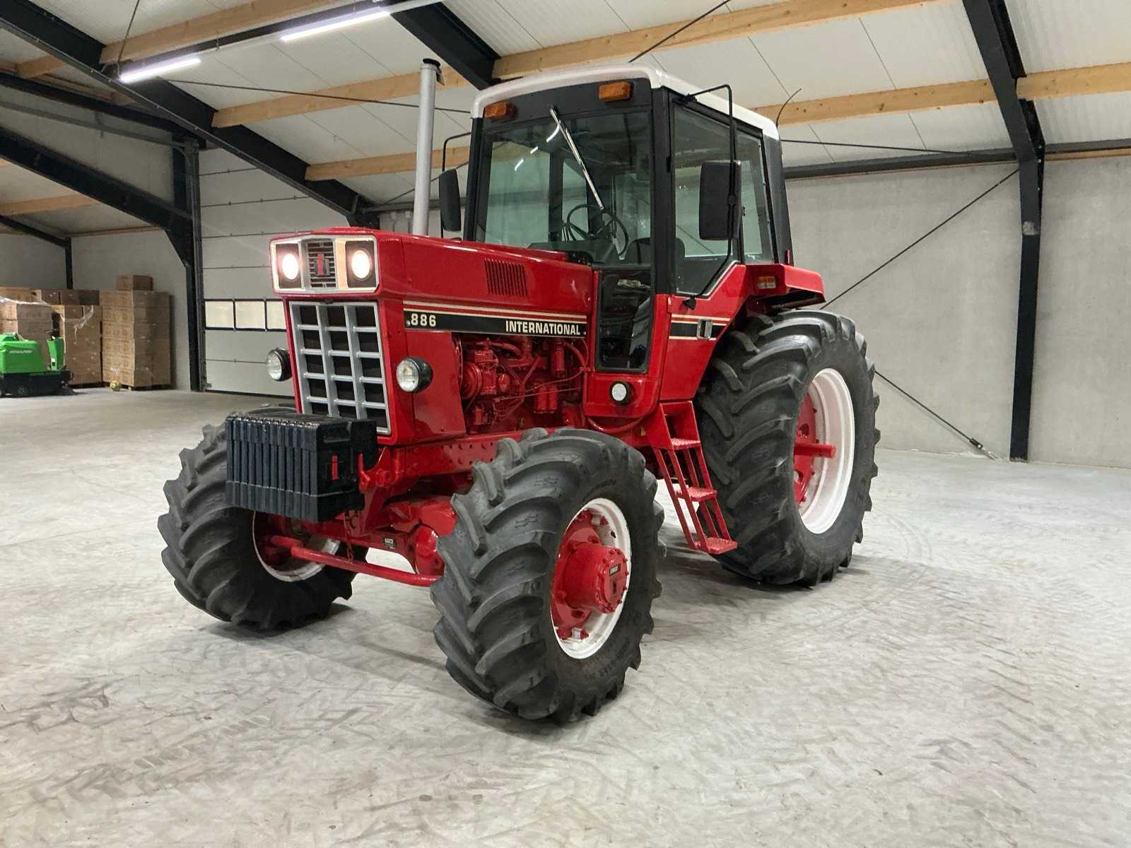 International 886 Four-wheel drive Oldtimer tractor