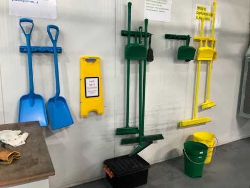 Lot de divers ustensiles de nettoyage en PVC VIKAN