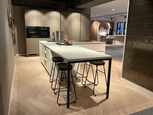 Schüller Siena Eiland showroomkeuken met kastenwand