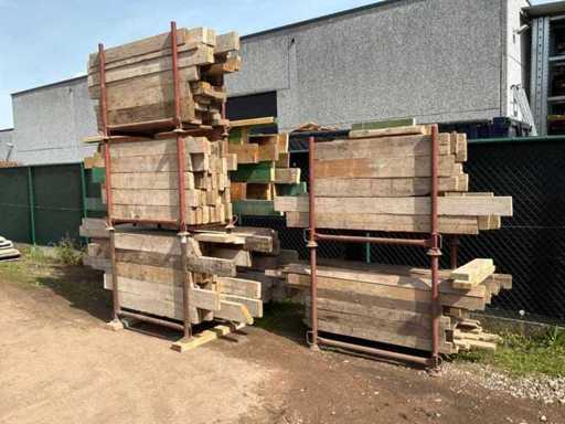 Un lot de grinzi și scânduri de lemn