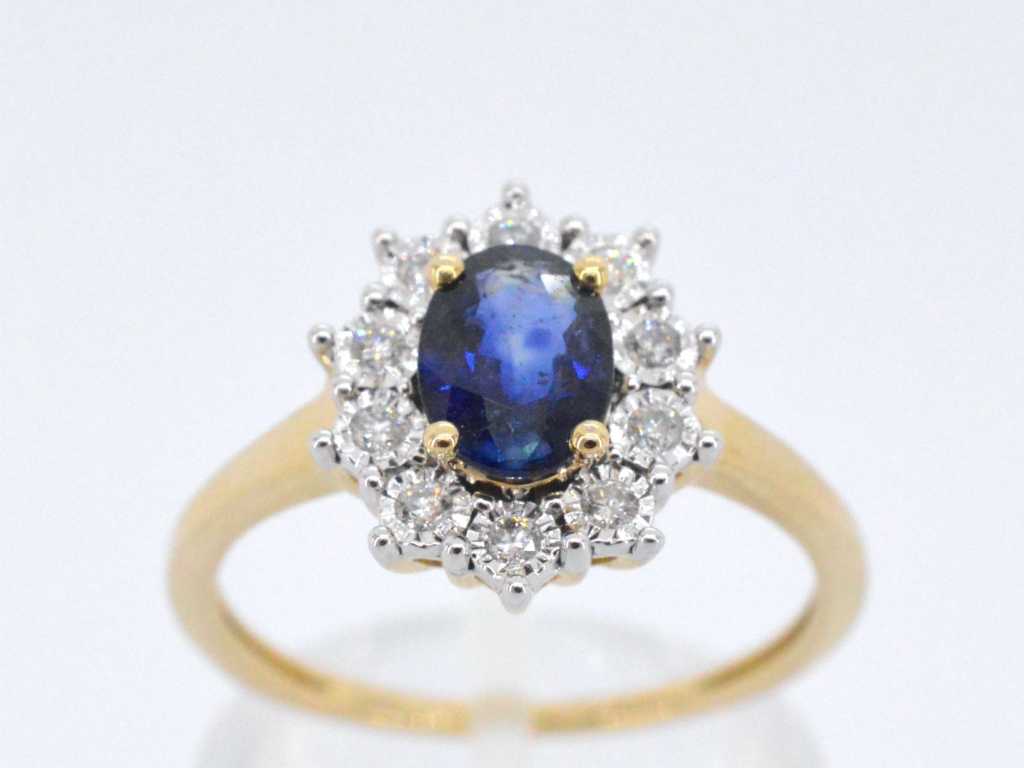 Gold entourage ring with sapphire and brilliants
